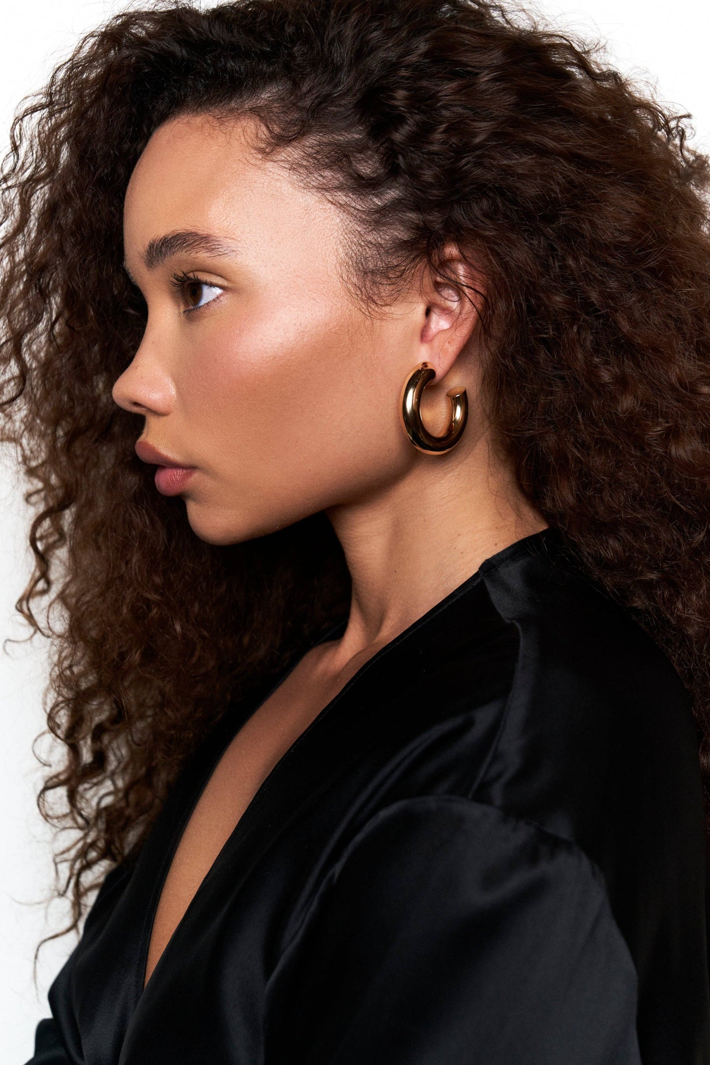 SLOANE HOOPS, MEDIUM: GOLD